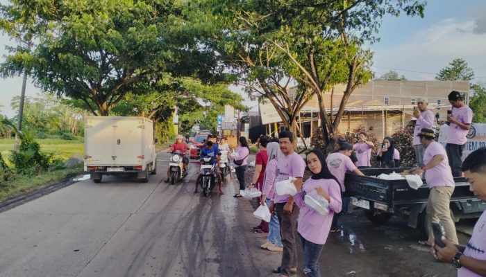 Momentum Ramadhan. S3 Giat Baksos Berbagi Takjil Kepada Pengguna Jalan