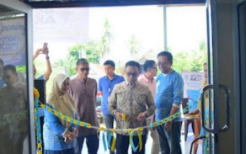 Ikhtiar Membumikan Layanan Kesehatan, Suwardi Haseng Resmikan Apotek AK Health Care di Liliriaja