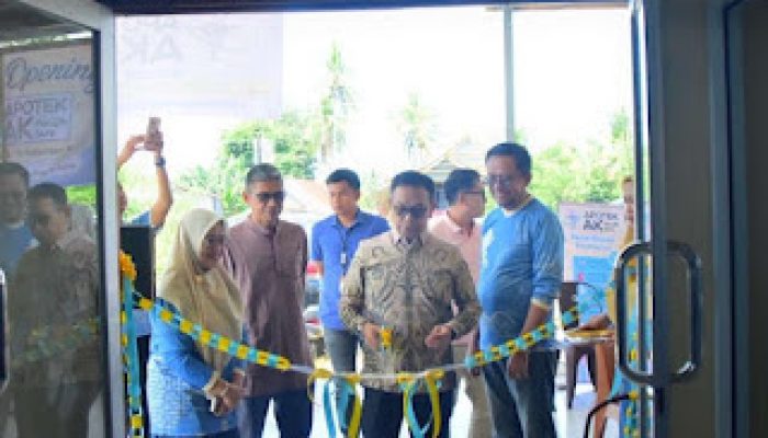 Ikhtiar Membumikan Layanan Kesehatan, Suwardi Haseng Resmikan Apotek AK Health Care di Liliriaja